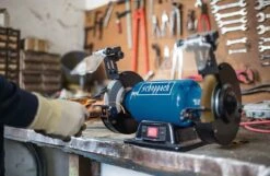 Scheppach - SM150LB Touret - Meule Ø 150 Mm - 400 W (Brosse Métallique Et Meule Sèche) -Outils Scheppach En promo SCHEPPACH Touret SM150LB Meule o 150 mm 400 W B 1