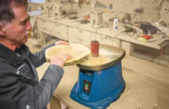 SCHEPPACH - OSM100 Ponceuse Oscillante 220-240V 50Hz 450W -Outils Scheppach OSM100 Scheppach vue arriere avec manchons abrasifs