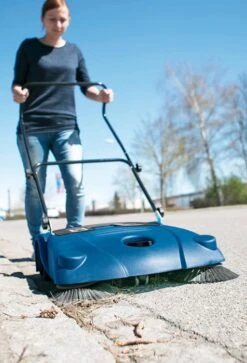 SCHEPPACH - S700 - Balayeuse Mécanique - Largeur 700 Mm - Bac 16 Litres -Outils Scheppach S700 Balayeuse mecanique capacite 2000 metres carres 1